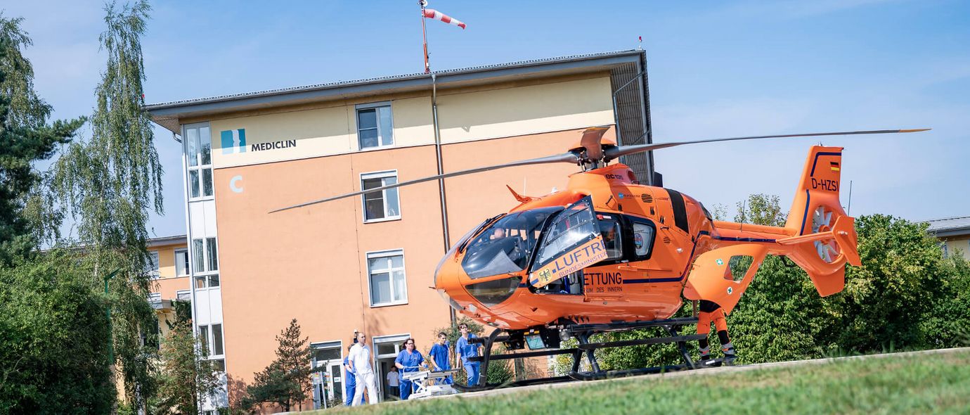 Rettungshubschrauber landet vor dem Krankenhaus Plau am See