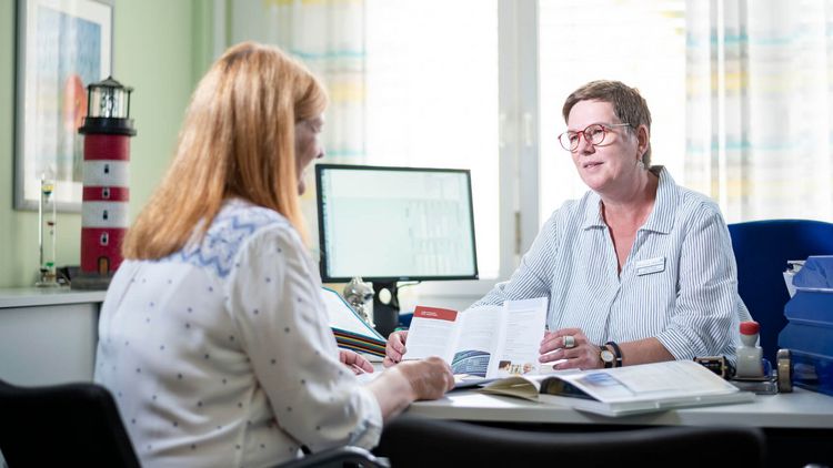 Sozialdienstmitarbeiterin berät Patientin