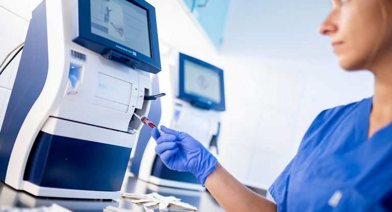 Pflegekraft prüft Blutuntersuchung im Labor