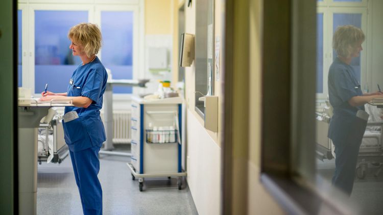 Pflegekraft aktualisiert Patientenakte