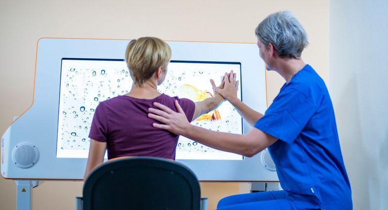 Patientin trainiert in der computergestützten Therapie