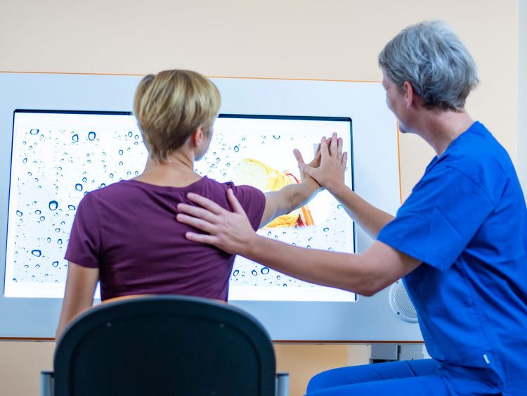 Patientin trainiert in der computergestützten Therapie