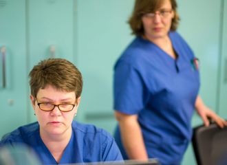 Pflegekräfte bereiten Übergabe vor