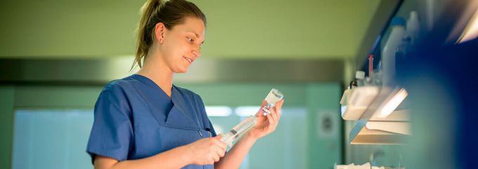 Pflegekraft füllt Spritze