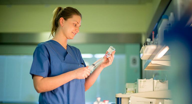 Pflegekraft füllt Spritze