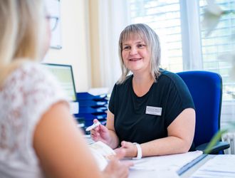 Sozialdienstmitarbeiterin spricht mit Patientin