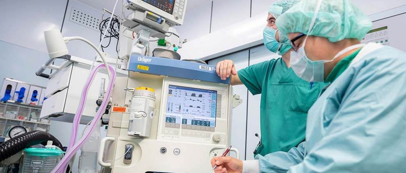 Ärzte überwachen Patienten während der Operation
