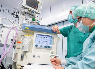 Ärzte überwachen Patienten während der Operation
