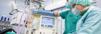 Ärzte überwachen Patienten während der Operation