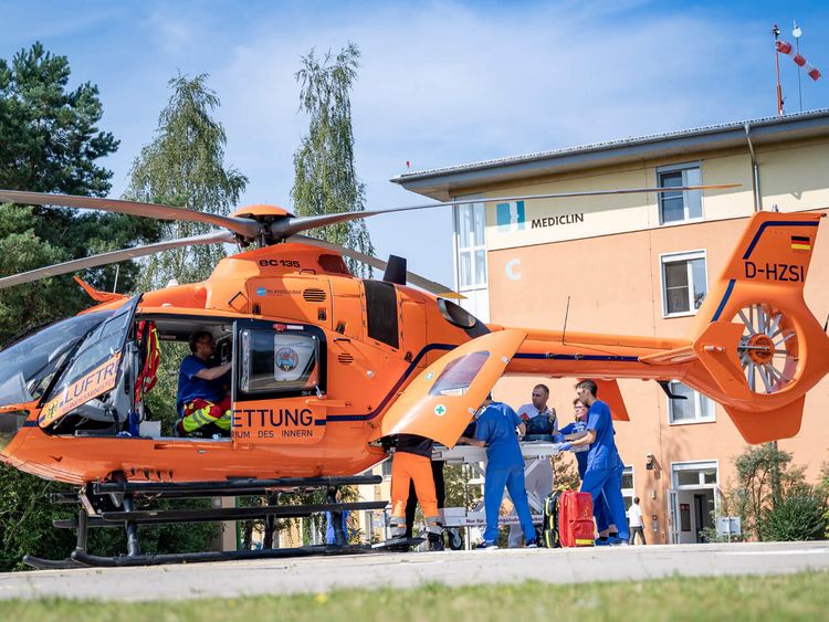 Rettungshubschrauber landet vor dem Krankenhaus Plau am See