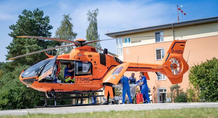 Rettungshubschrauber landet vor dem Krankenhaus Plau am See