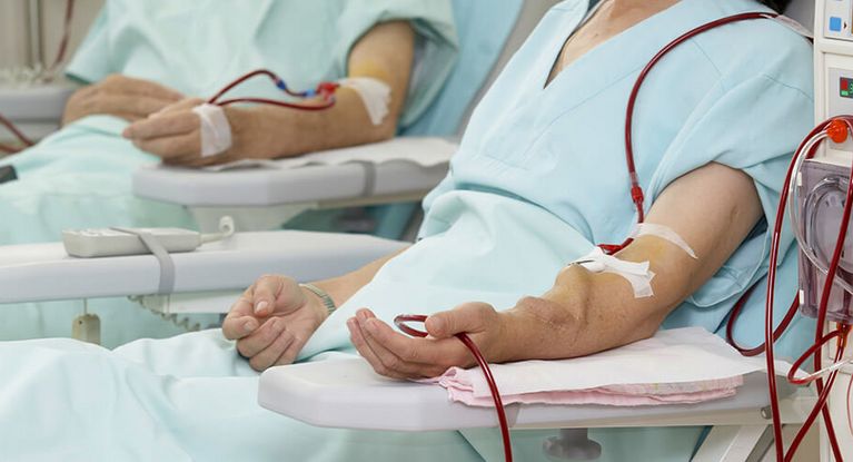 Patienten reinigen ihr Blut in der Dialyse