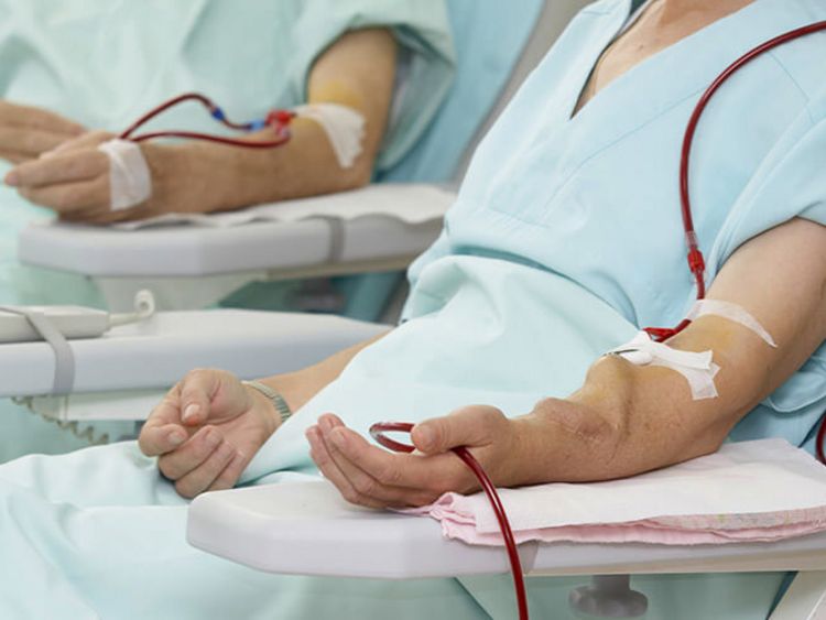 Patienten reinigen ihr Blut in der Dialyse