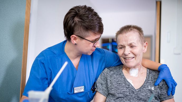 Männliche Pflegekraft betreut neurologische Patientin