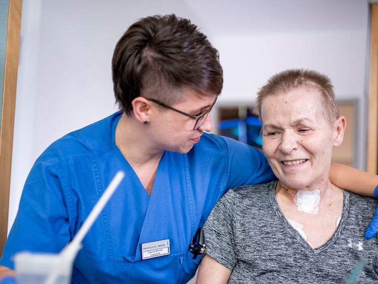 Männliche Pflegekraft betreut neurologische Patientin