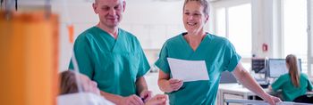 Pföegekräfte kümmern sich um Patienten im Aufwachraum