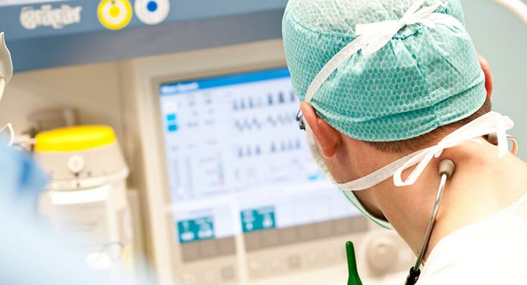 Anästhesist überwacht Vitalwerte während der Operation