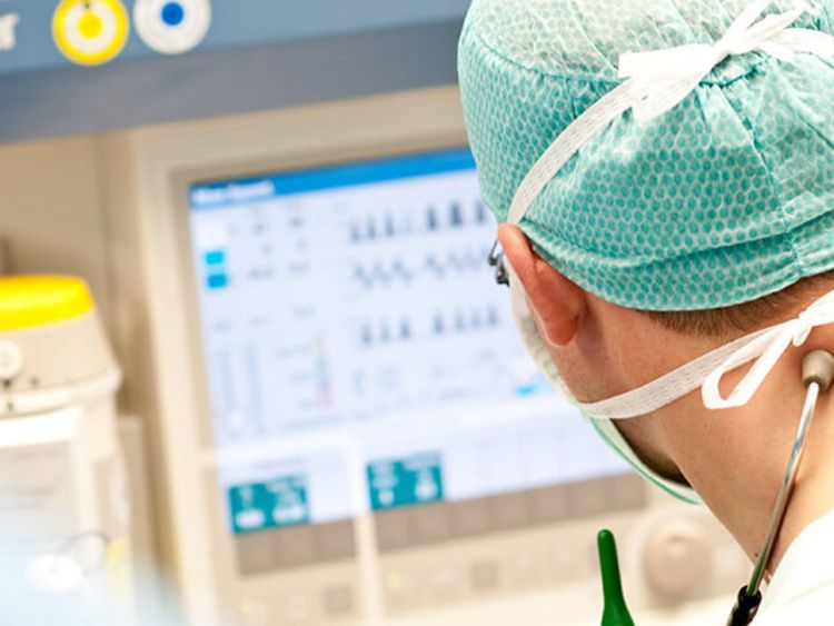 Anästhesist überwacht Vitalwerte während der Operation