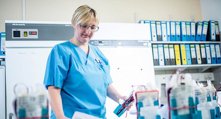 Pflegekraft prüft Proben