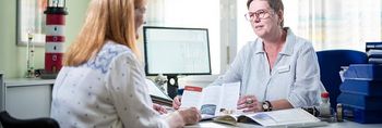 Sozialdienstmitarbeitern berät Patientin