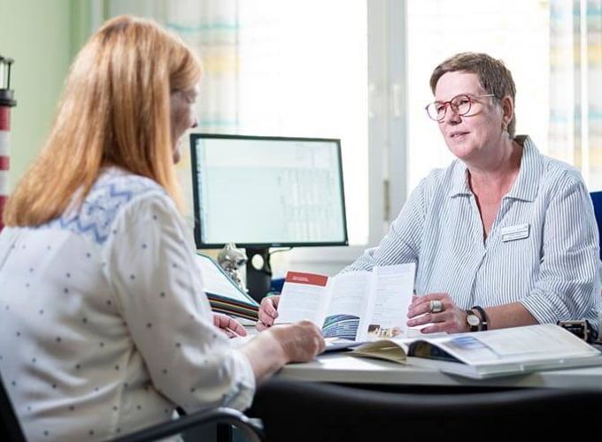 Sozialdienstmitarbeitern berät Patientin