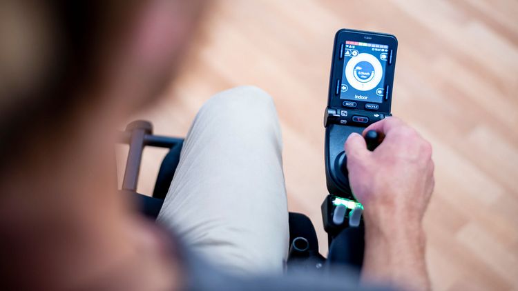 Patientin fährt im Rollstuhl