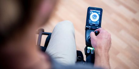 Rollstuhl Patientin fährt im Rollstuhl