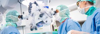 Ärzteteam mit Mundschutz operiert Patienten