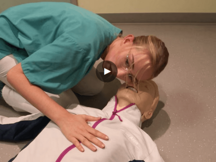 Der NDR filmt mit: Auszubildende leiten im Krankenhaus Plau am See eine Station