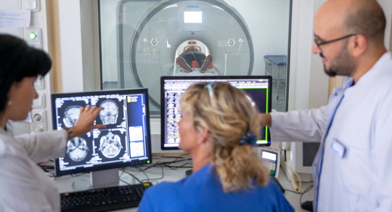 Ärzte und Pflegekräfte besprechen Ergenisse einer CT-Untersuchung