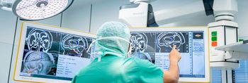 Arzt prüft im OP den Hirnscan eines Patienten
